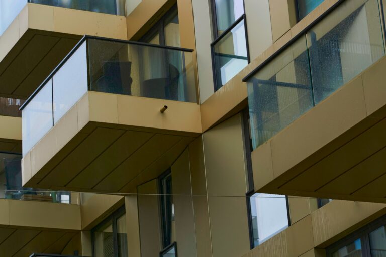 Esquadrias de alumínio e vidro: combinação prática para obras e reformas jakob pfalz Nrbl92S7cWE unsplash